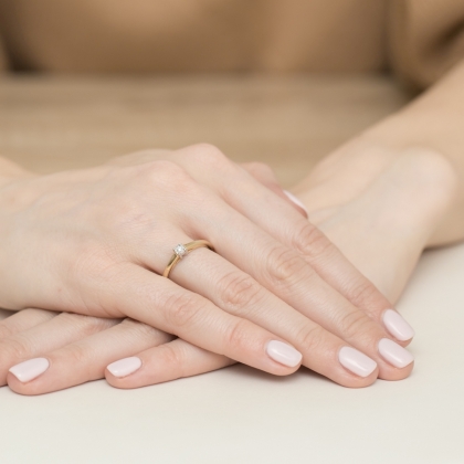 Klasyczny zaręczynowy pierścionek z Diamentem 0,03ct ze złota próby 585. W-0471